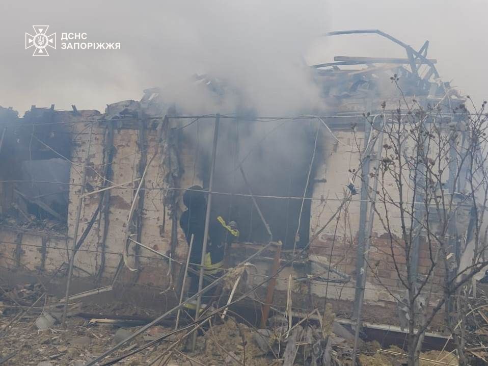 Поранення дитини, пожежа житлового будинку та руйнування - наслідки ворожих обстрілів Запорізької області за добу