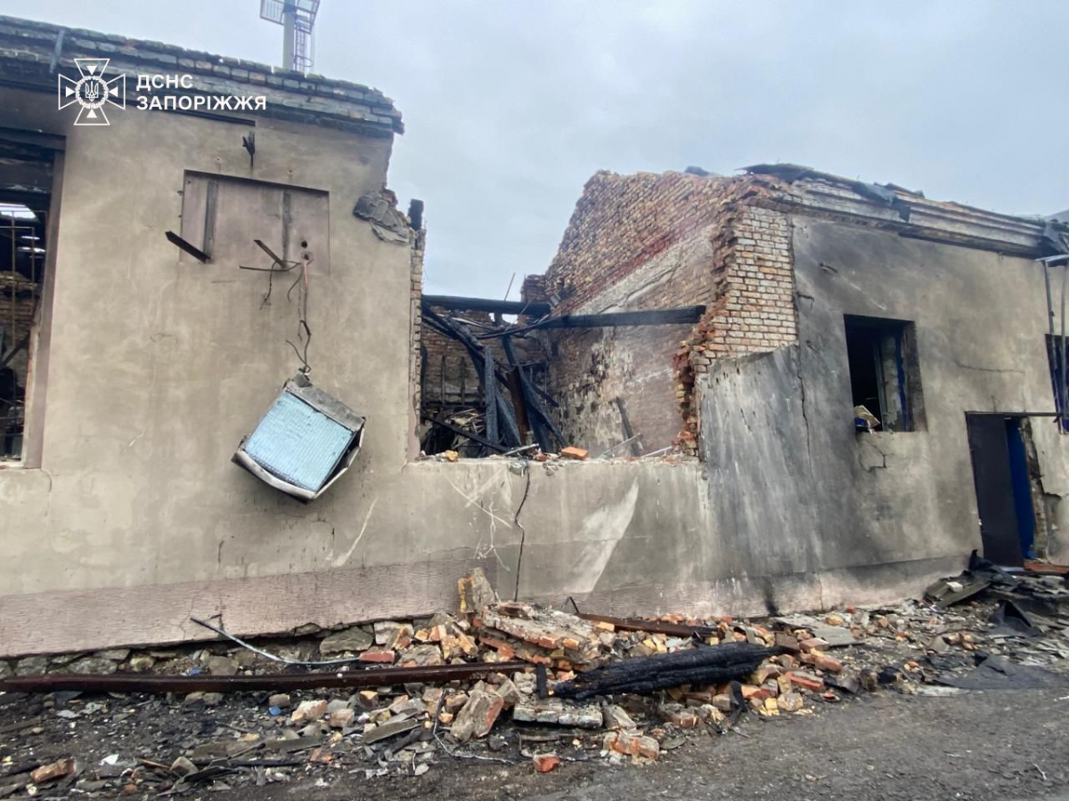 Поранення, руйнування, пожежі: вночі Запоріжжя зазнало масованої атаки ворожих дронів - що відомо про наслідки