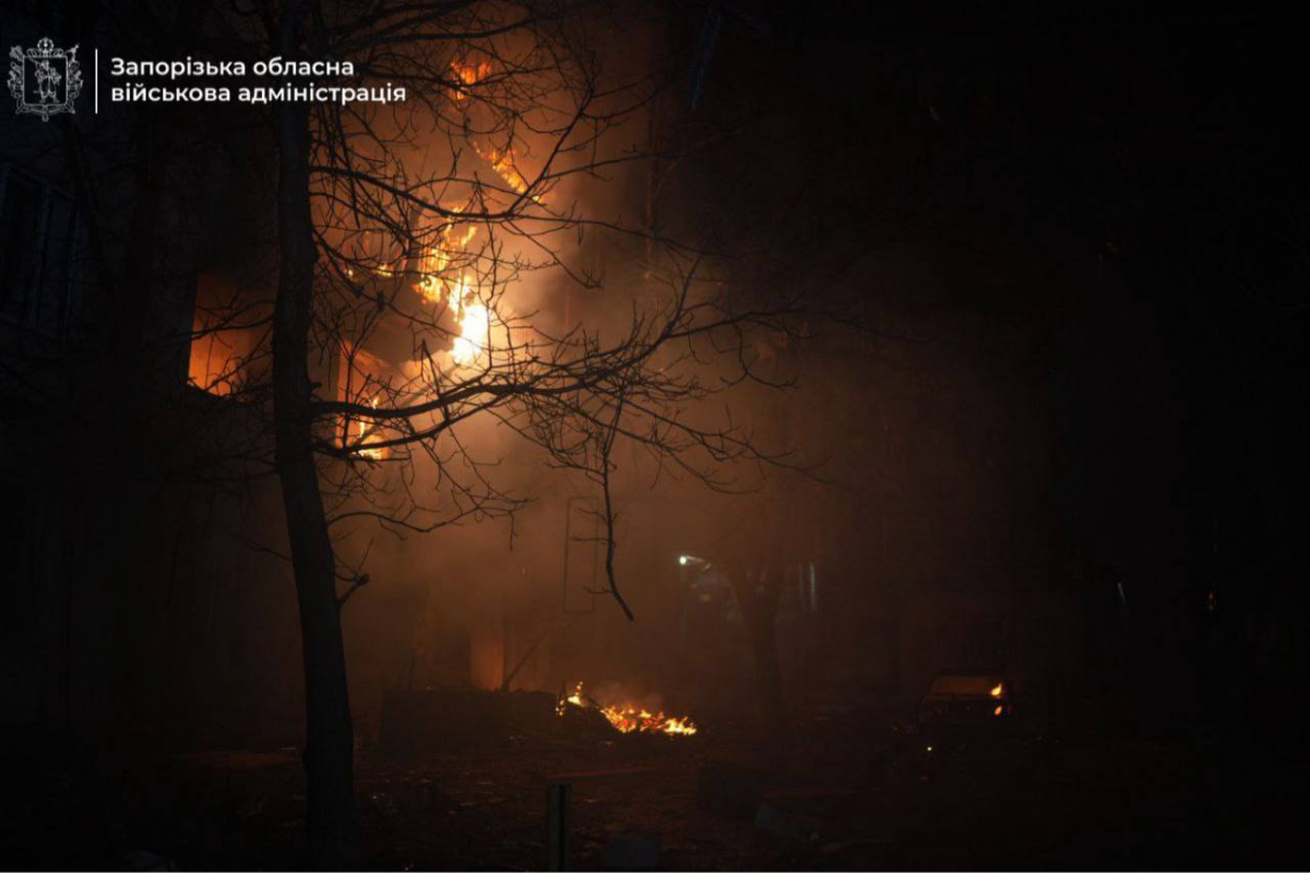 Поранення, руйнування, пожежі: вночі Запоріжжя зазнало масованої атаки ворожих дронів - що відомо про наслідки