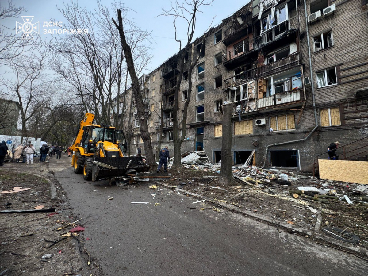 Поранення, руйнування, пожежі: вночі Запоріжжя зазнало масованої атаки ворожих дронів - що відомо про наслідки
