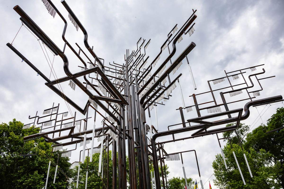 Президент відвідав меморіал "Дерево пам’яті" у Запоріжжі та вшанував полеглих захисників (відео)