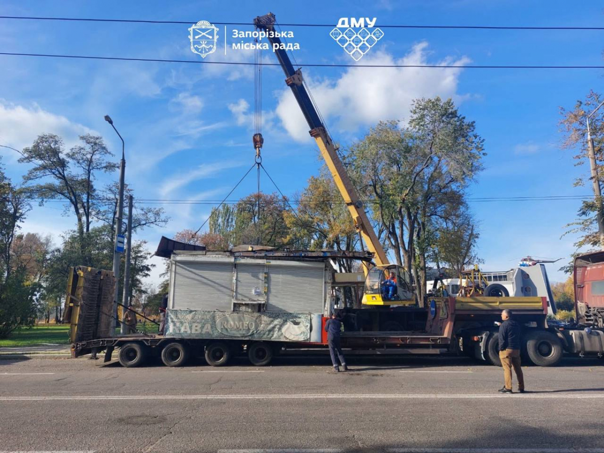 Прибирають зайве – у Запоріжжі демонтували занедбану зупинку та рекламу російською (фото, відео)