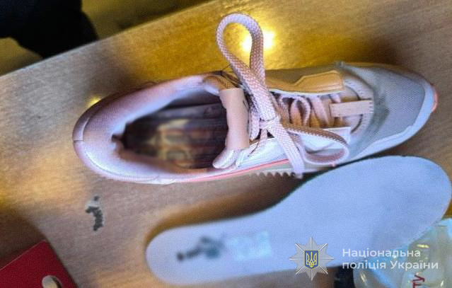 Розсилав пігулки у кросівках та одязі - у Запоріжжі викрили наркозбувача з «поштовою» схемою (фото)