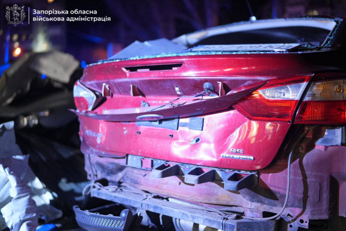 Скерували дрон у багатоповерхівку - в Запоріжжі ворожий безпілотник поцілив по супермаркету, є поранені (фото, відео)