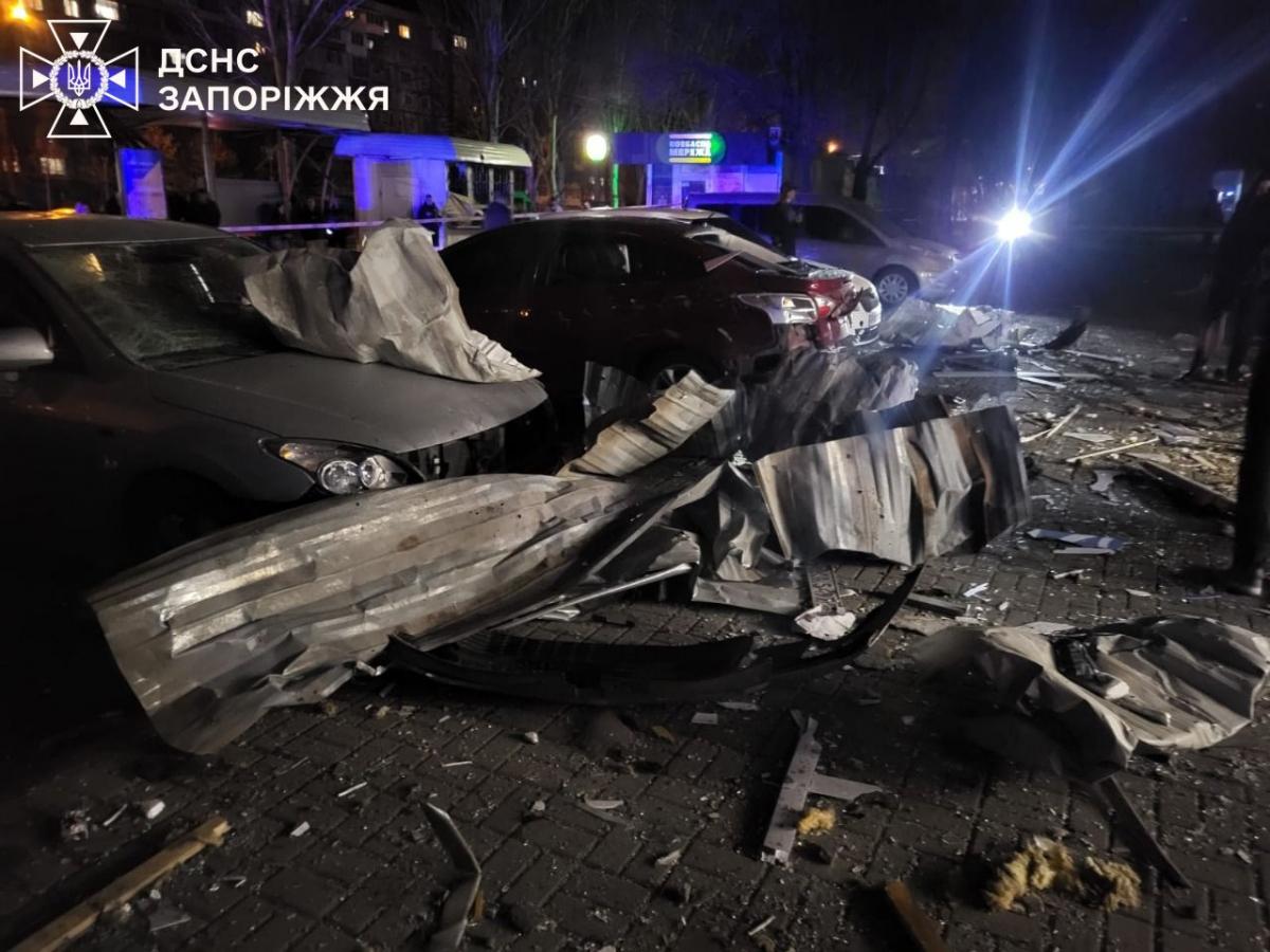 Скерували дрон у багатоповерхівку - в Запоріжжі ворожий безпілотник поцілив по супермаркету, є поранені (фото, відео)