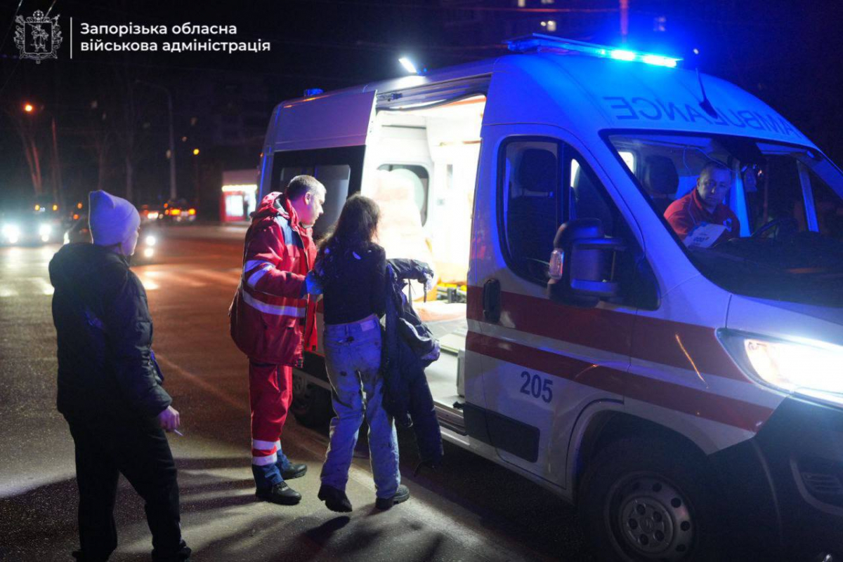 Скерували дрон у багатоповерхівку - в Запоріжжі ворожий безпілотник поцілив по супермаркету, є поранені (фото, відео)