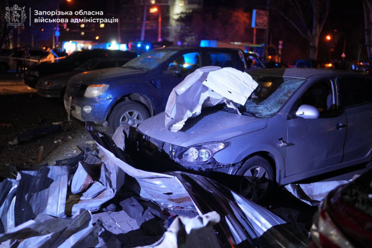 Скерували дрон у багатоповерхівку - в Запоріжжі ворожий безпілотник поцілив по супермаркету, є поранені (фото, відео)
