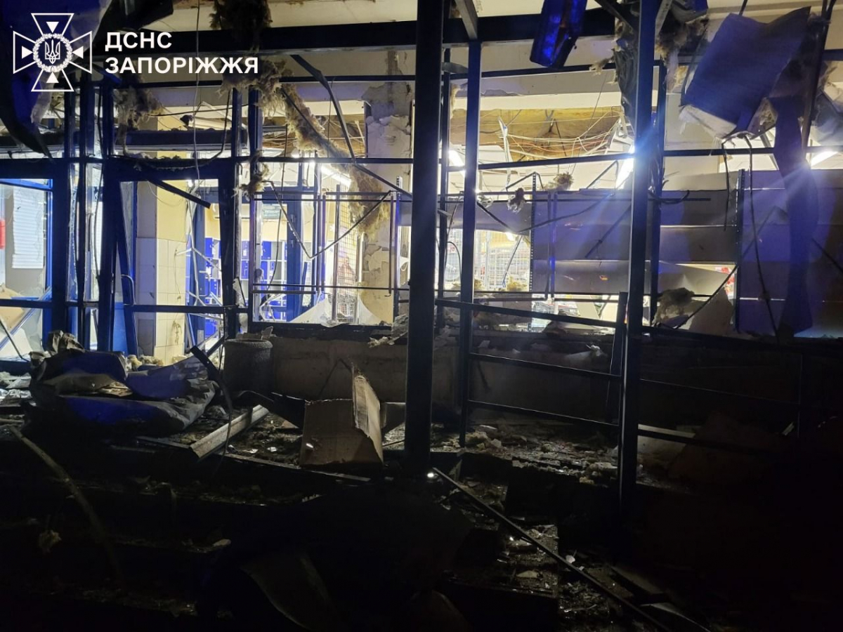 Скерували дрон у багатоповерхівку - в Запоріжжі ворожий безпілотник поцілив по супермаркету, є поранені (фото, відео)