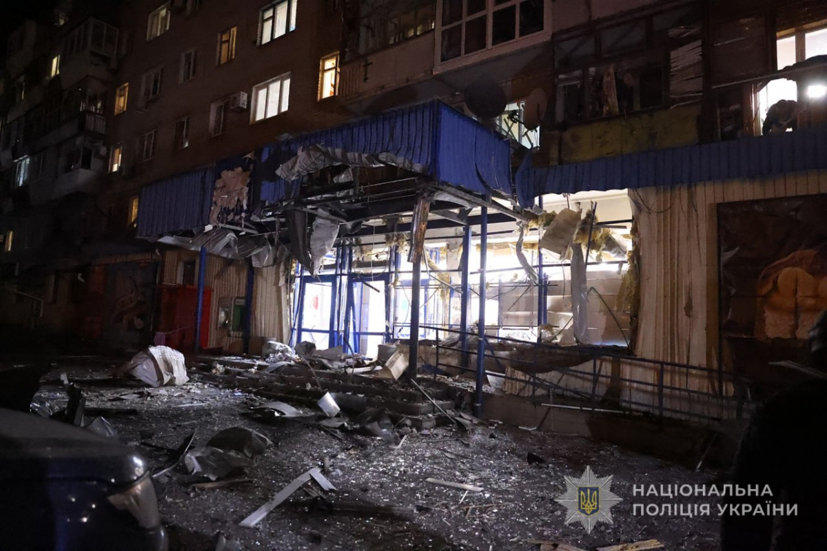 Скерували дрон у багатоповерхівку - в Запоріжжі ворожий безпілотник поцілив по супермаркету, є поранені (фото, відео)