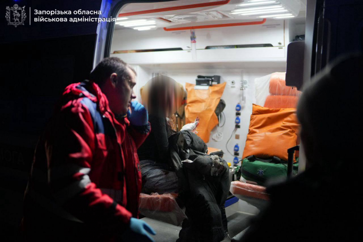 Скерували дрон у багатоповерхівку - в Запоріжжі ворожий безпілотник поцілив по супермаркету, є поранені (фото, відео)