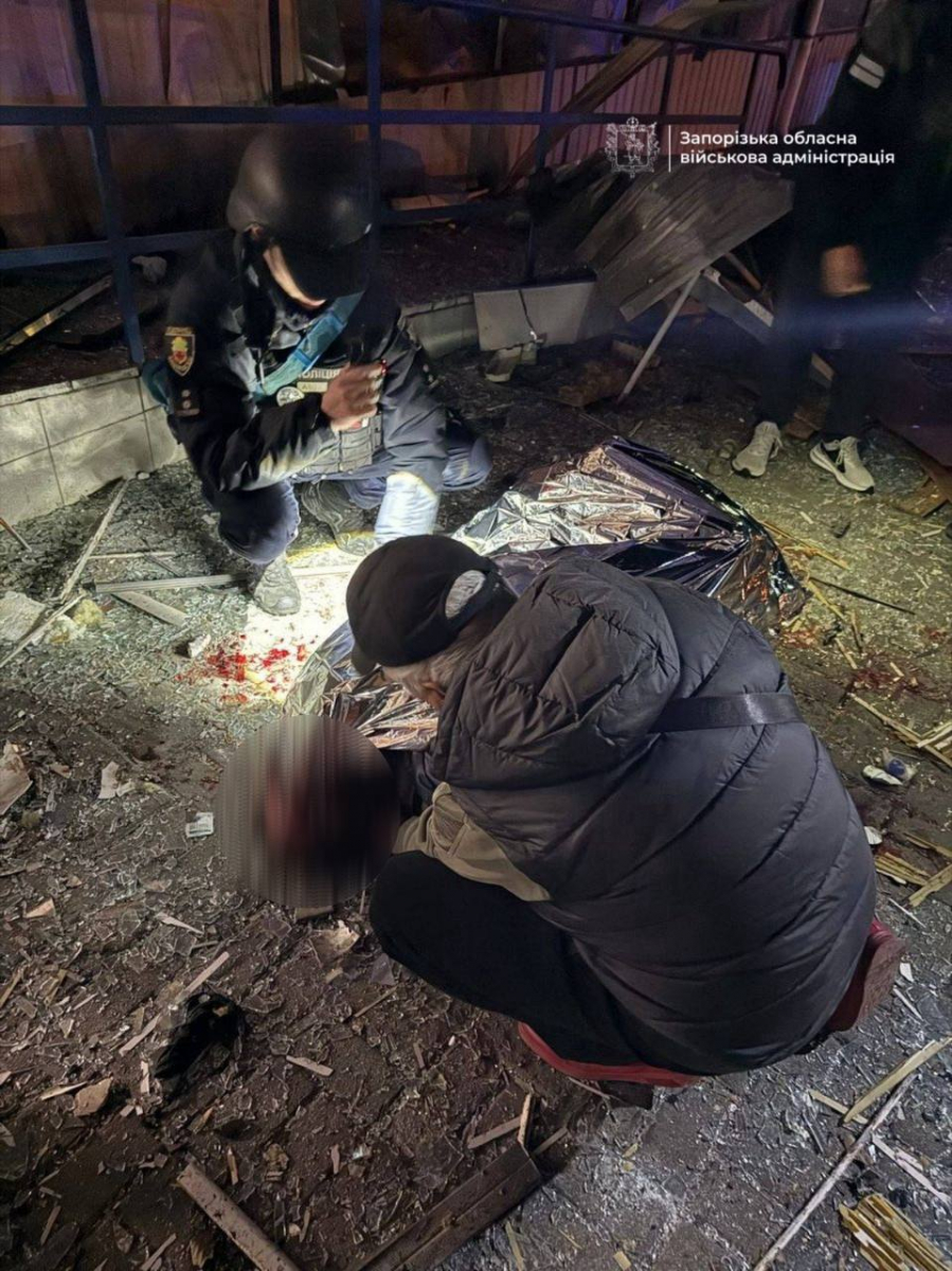 Скерували дрон у багатоповерхівку - в Запоріжжі ворожий безпілотник поцілив по супермаркету, є поранені (фото, відео)