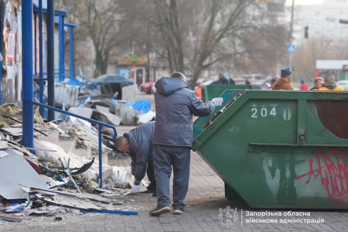 "Скло потрапило у горло, я дістала осколок, - у Запоріжжі очевидці розповіли про удар дрона по супермаркету  (фото, відео)