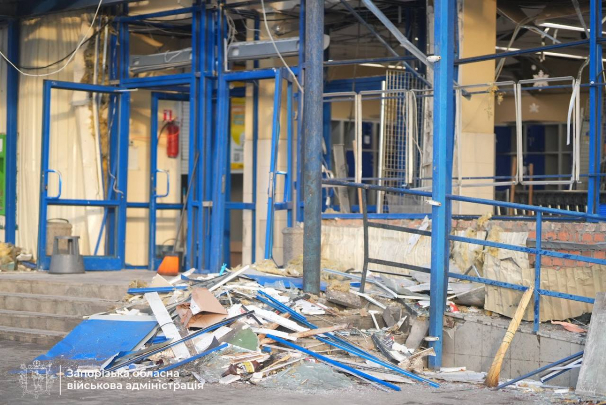 "Скло потрапило у горло, я дістала осколок, - у Запоріжжі очевидці розповіли про удар дрона по супермаркету  (фото, відео)