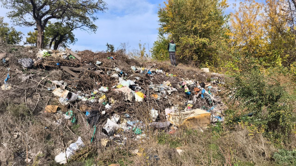 Сміття розповзлося по схилу - у Запоріжжі виявили незаконне звалище (фото)