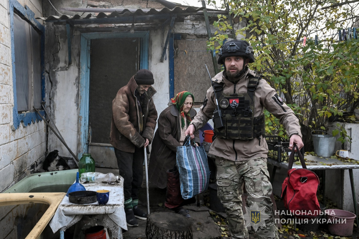 Спецоперації з евакуації з Гуляйполя - поліцейські вивезли понад 30 людей під прикриттям військових РЕБів (відео)
