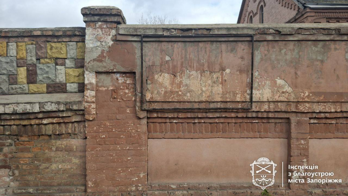 У двох районах Запоріжжя прибрали незаконний гараж і російськомовні вивіски (фото)