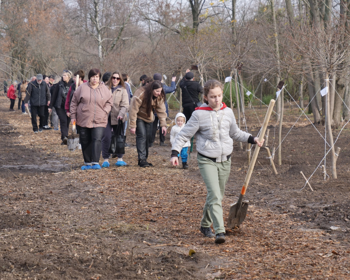 У Запоріжжі на Хортиці вшанували полеглих Героїв — у "Парку Честі" висадили сотні молодих дерев пам’яті (фото, відео)