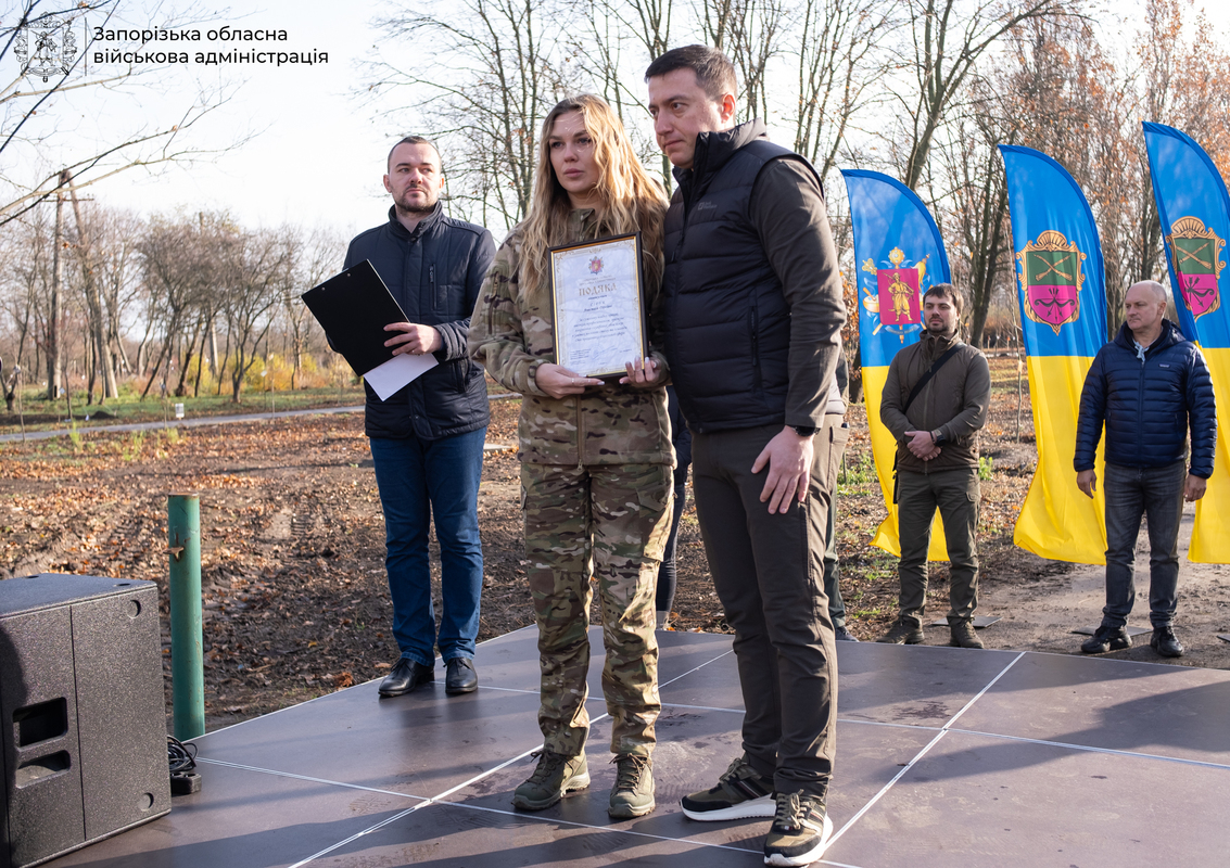 У Запоріжжі на Хортиці вшанували полеглих Героїв — у "Парку Честі" висадили сотні молодих дерев пам’яті (фото, відео)