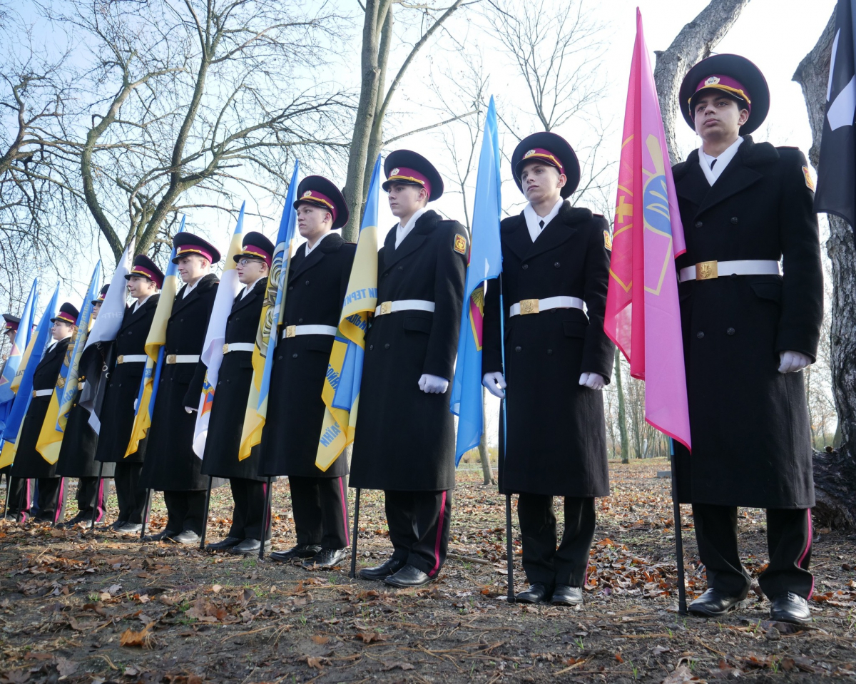 У Запоріжжі на Хортиці вшанували полеглих Героїв — у "Парку Честі" висадили сотні молодих дерев пам’яті (фото, відео)