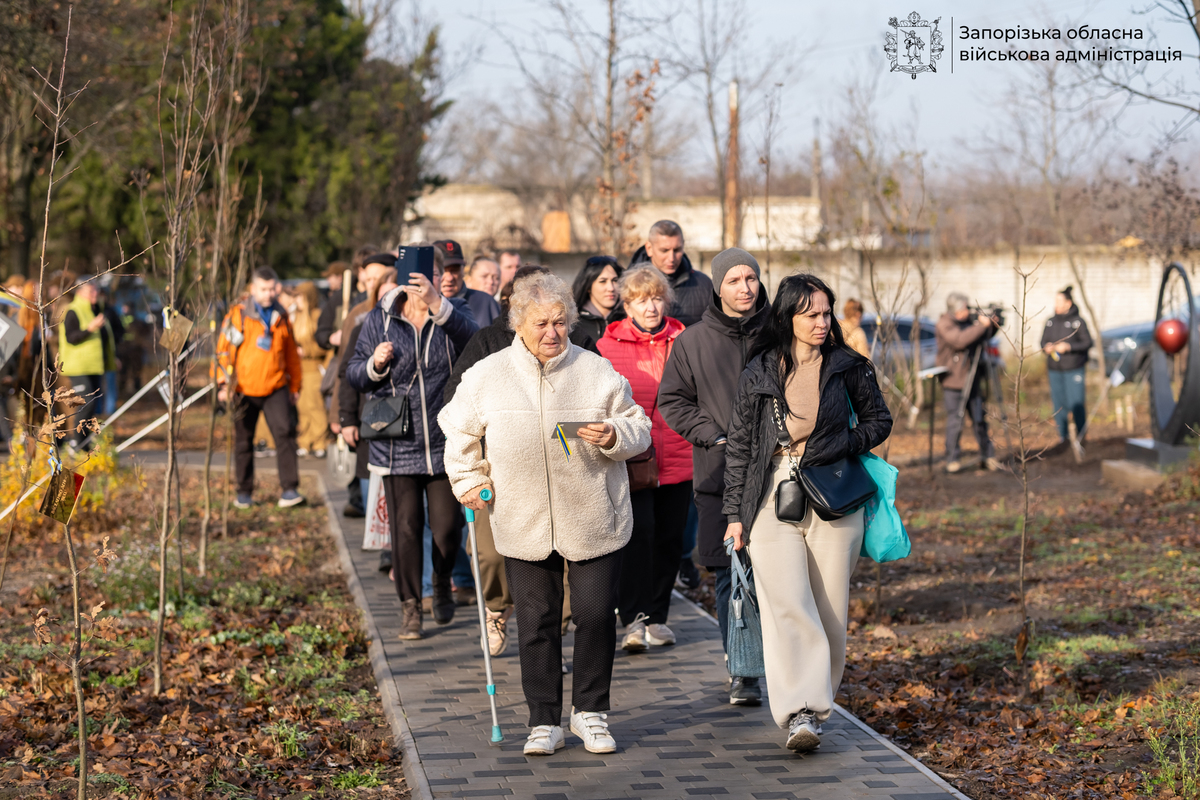 У Запоріжжі на Хортиці вшанували полеглих Героїв — у "Парку Честі" висадили сотні молодих дерев пам’яті (фото, відео)