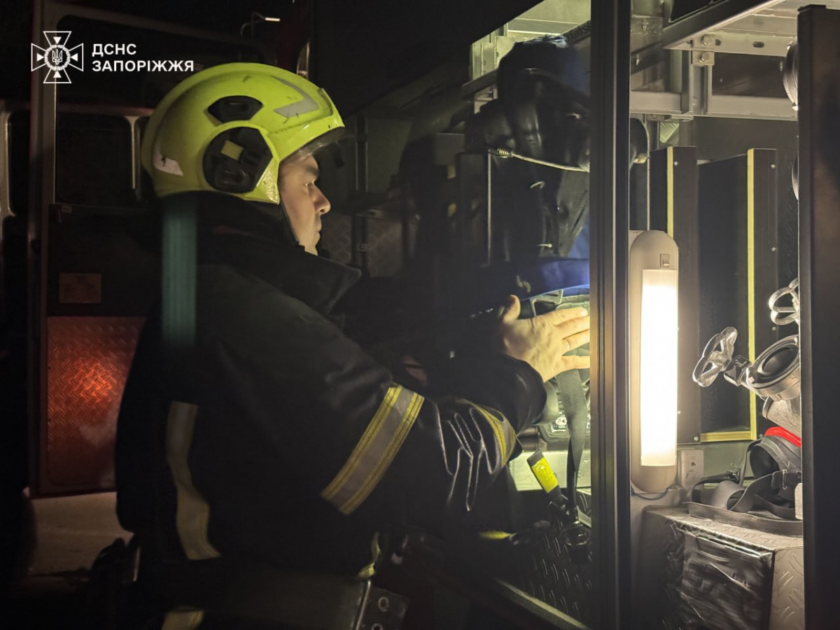 У Запоріжжі пожежа забрала життя жінки — рятувальники вивели людей з багатоповерхівки (фото)