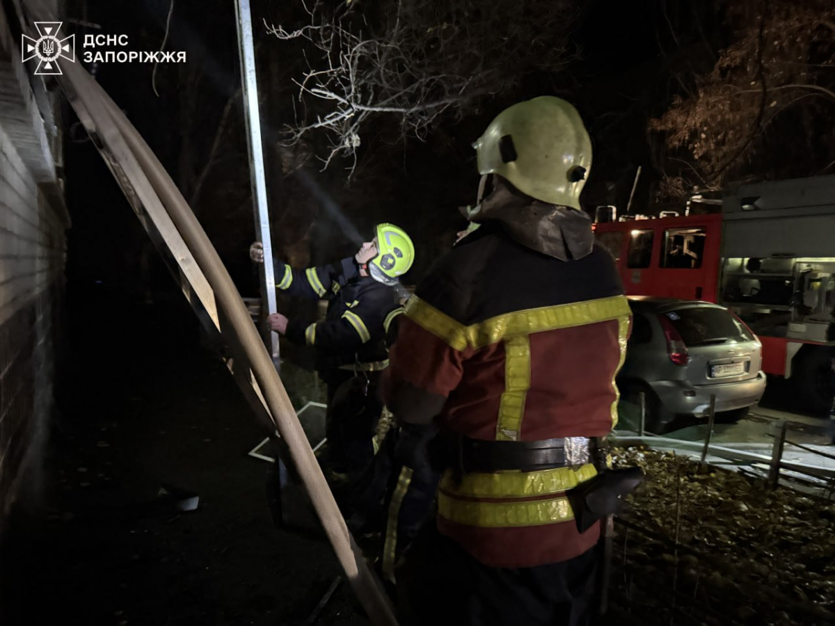 У Запоріжжі пожежа забрала життя жінки — рятувальники вивели людей з багатоповерхівки (фото)
