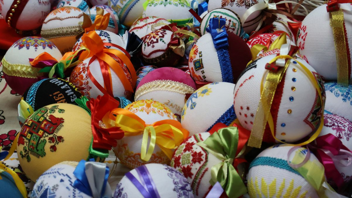 У Запоріжжі створили «музичну» колекцію вишитих кульок - фото