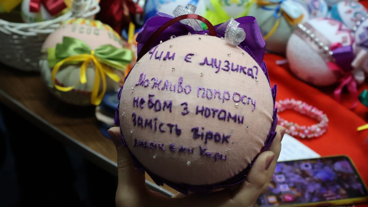 У Запоріжжі створили «музичну» колекцію вишитих кульок - фото
