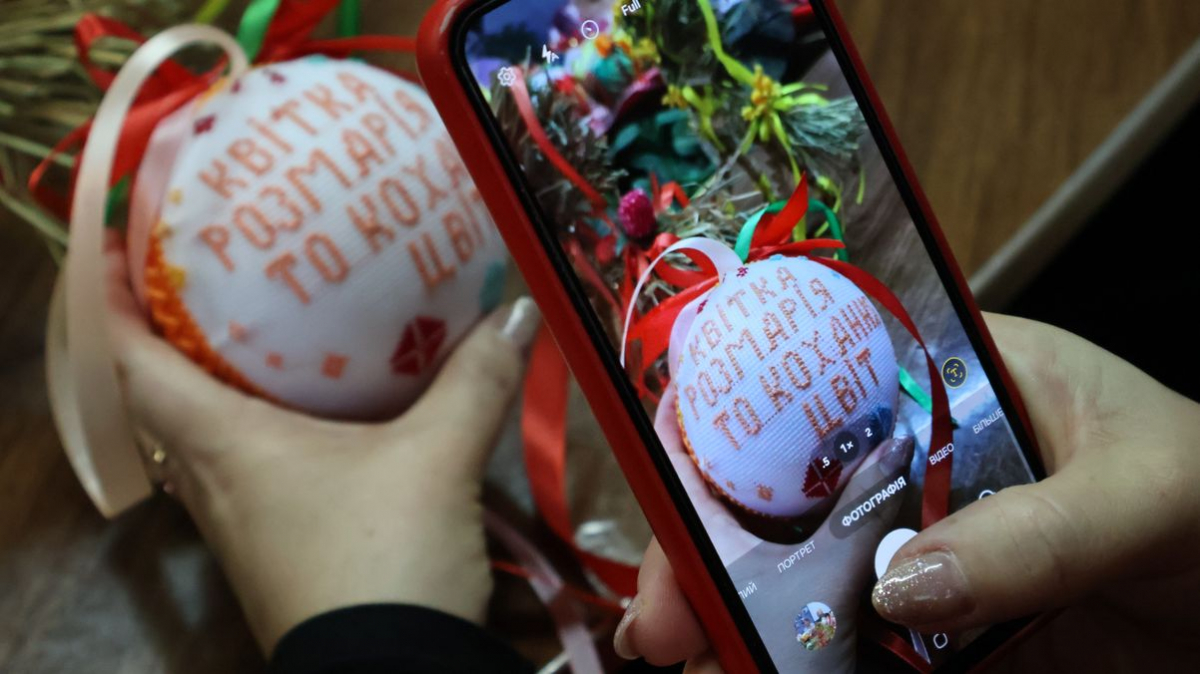 У Запоріжжі створили «музичну» колекцію вишитих кульок - фото