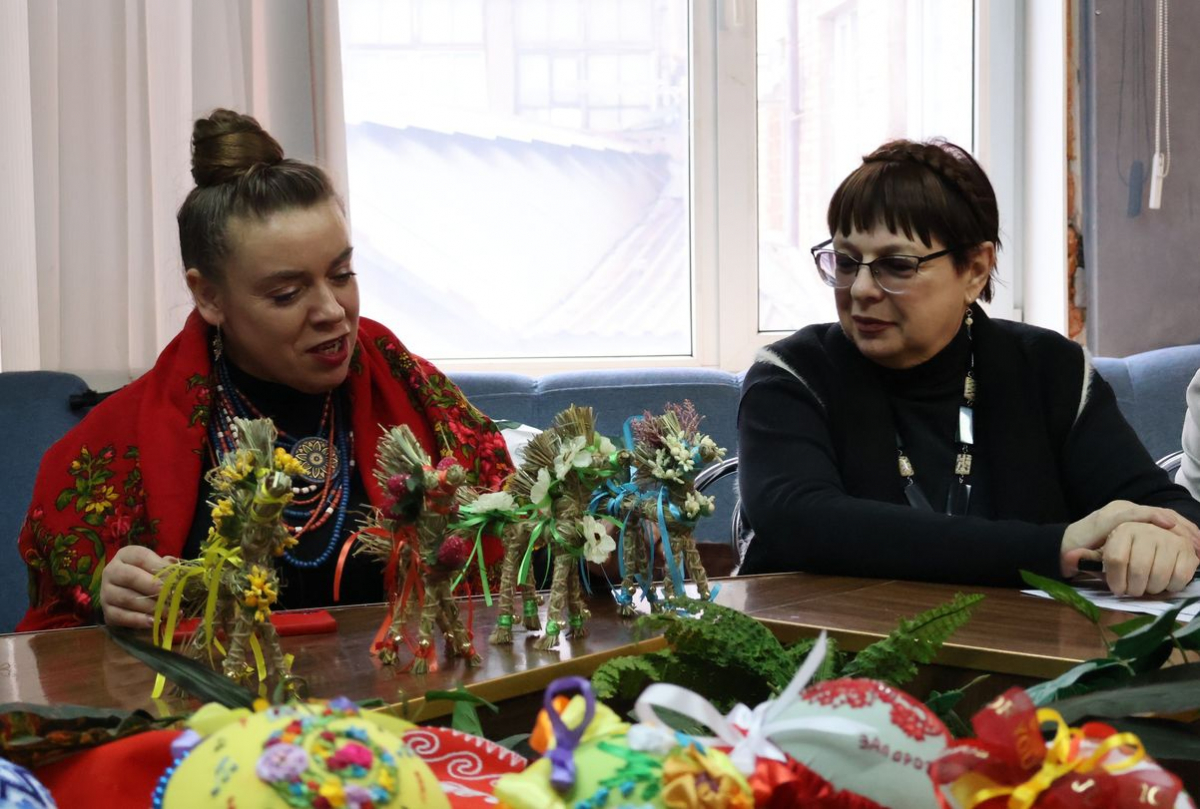 У Запоріжжі створили «музичну» колекцію вишитих кульок - фото