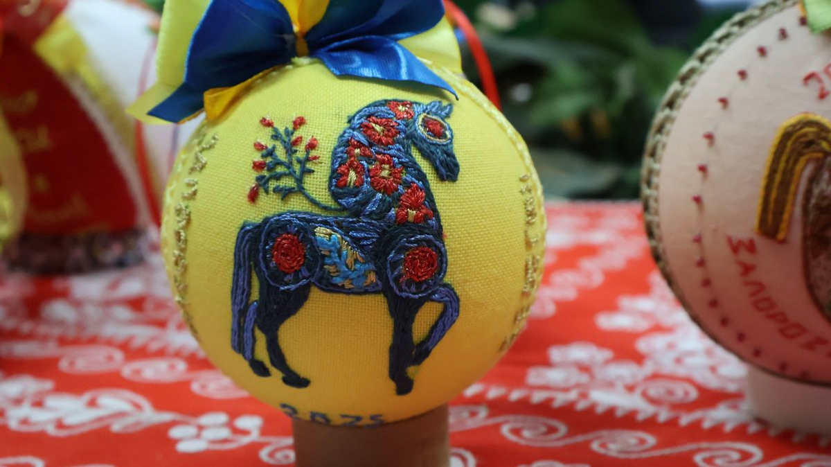 У Запоріжжі створили «музичну» колекцію вишитих кульок - фото