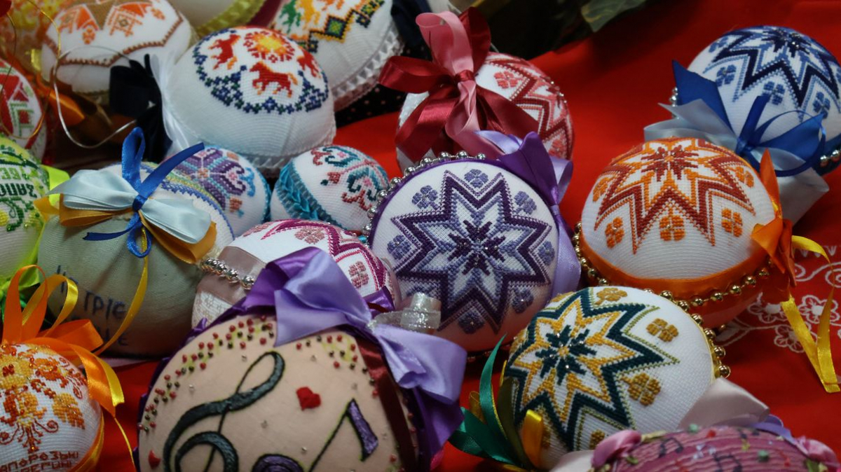 У Запоріжжі створили «музичну» колекцію вишитих кульок - фото