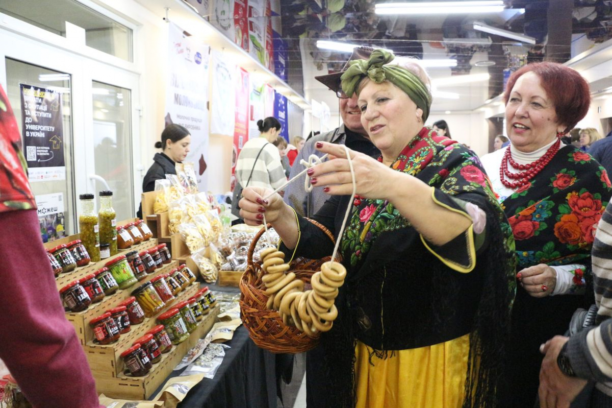 У Запоріжжі журналісти, майстрині та рок-музиканти об'єдналися і зробили благодійний ярмарок - фото