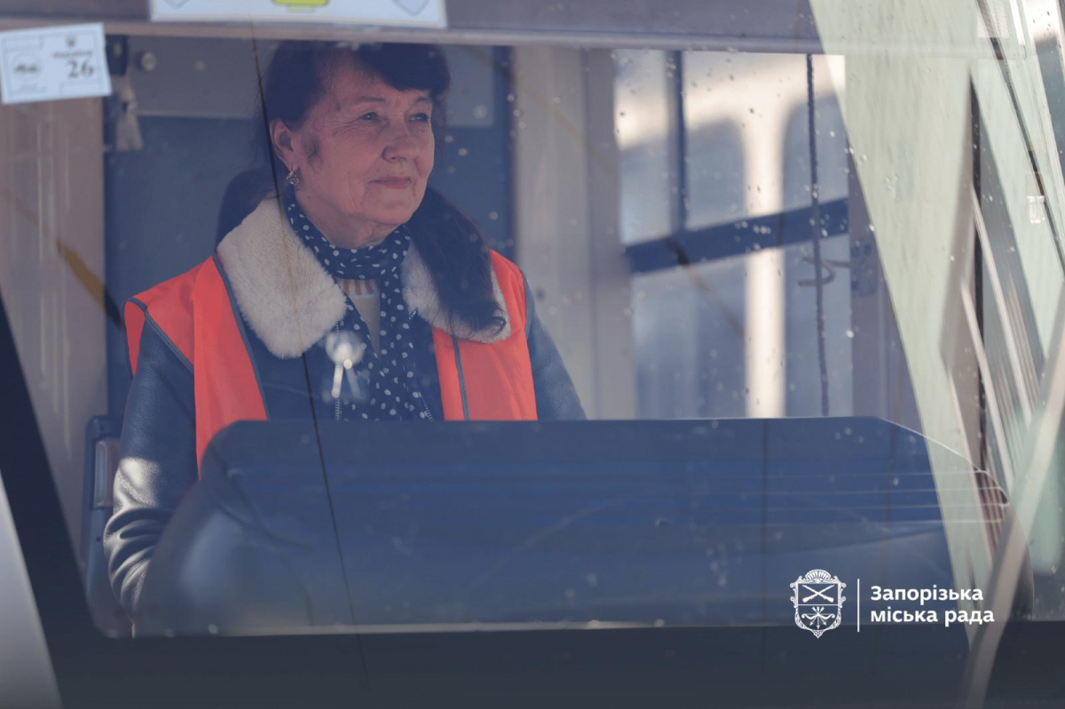 "В автопарку, звичайно, всі здивувалися" - запорізькі жінки давно водять трамваї, а дехто вчиться й на керманича автобуса
