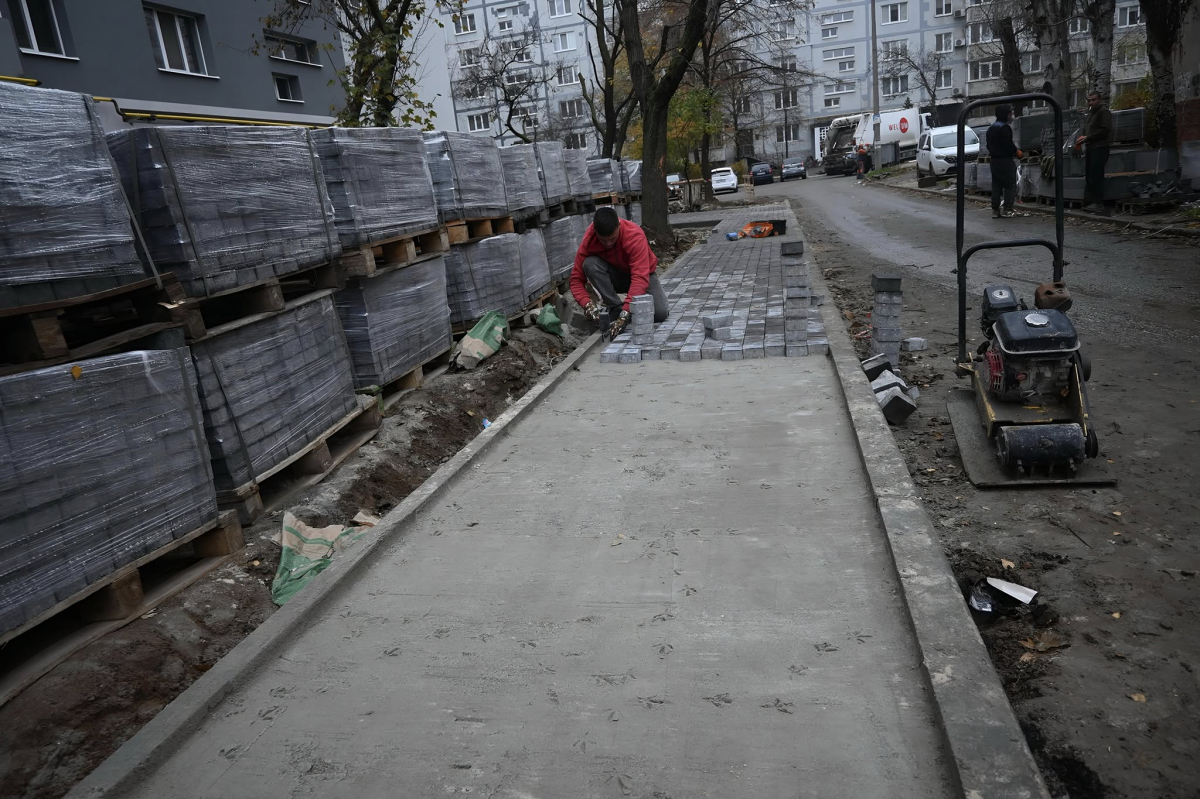 Відбудова триває активними темпами - як виглядають будинки на вулиці Запорізькій на початку листопада (фото)