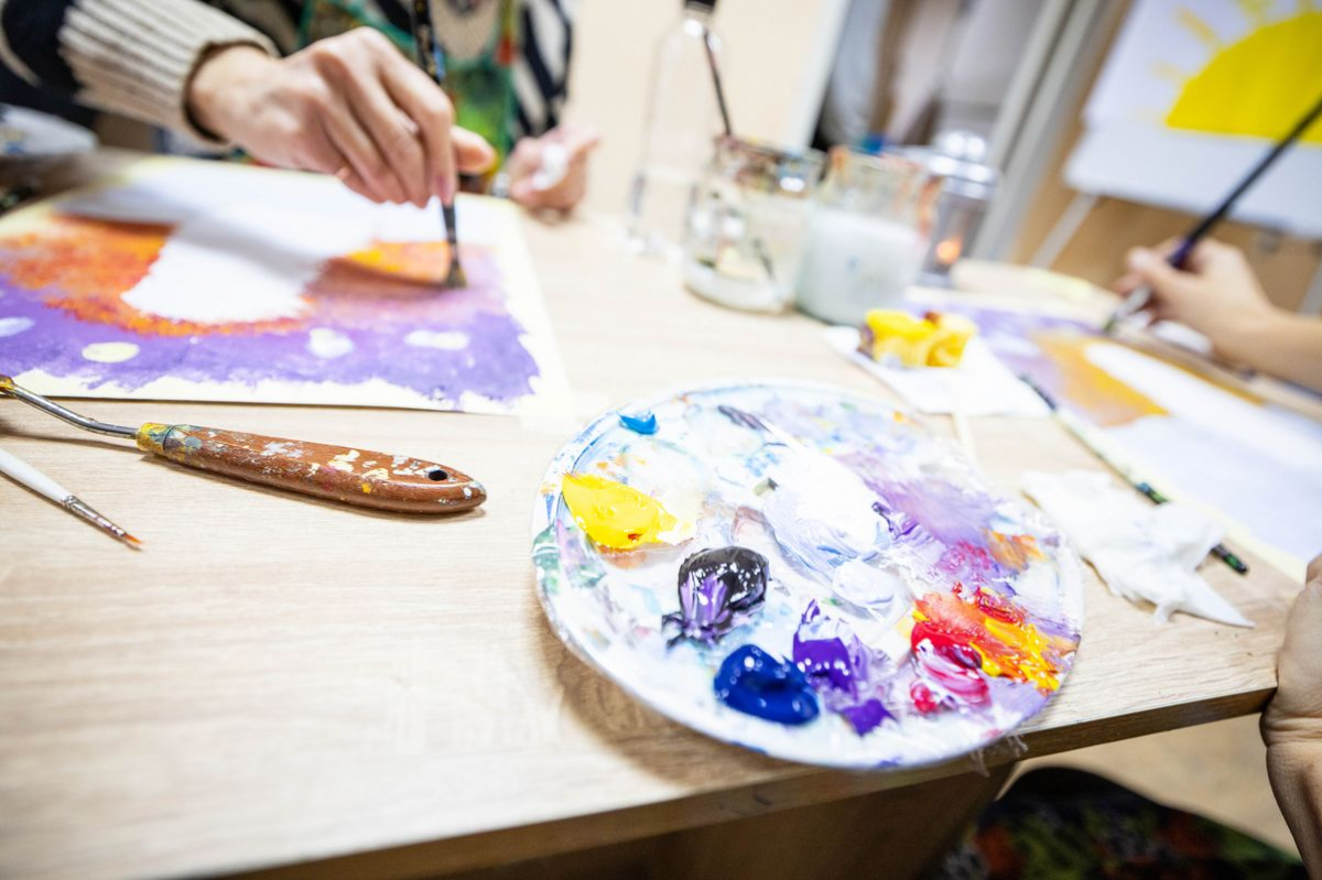 Відволіктися та морально відновитись: у запорізькому «Опліч Хабі» проходять безкоштовні заняття живопису з елементами арттерапії - як записатись