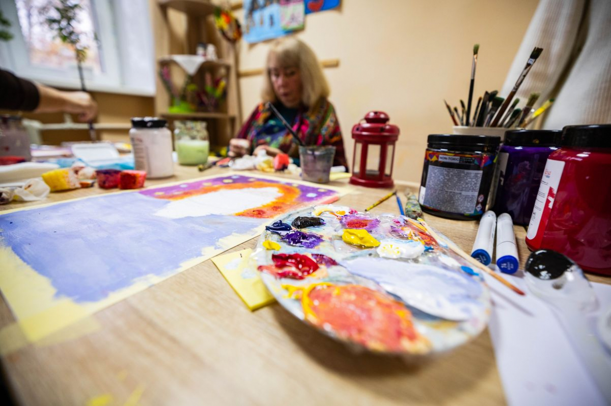 Відволіктися та морально відновитись: у запорізькому «Опліч Хабі» проходять безкоштовні заняття живопису з елементами арттерапії - як записатись