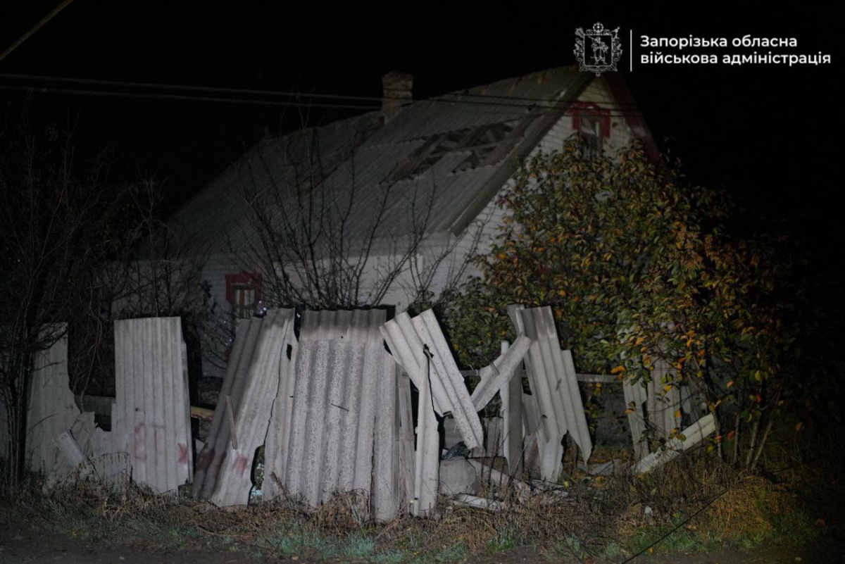 Вночі росіяни вдарили по Запоріжжю: двоє поранених, тисячі мешканців залишились без світла (фото, відео)