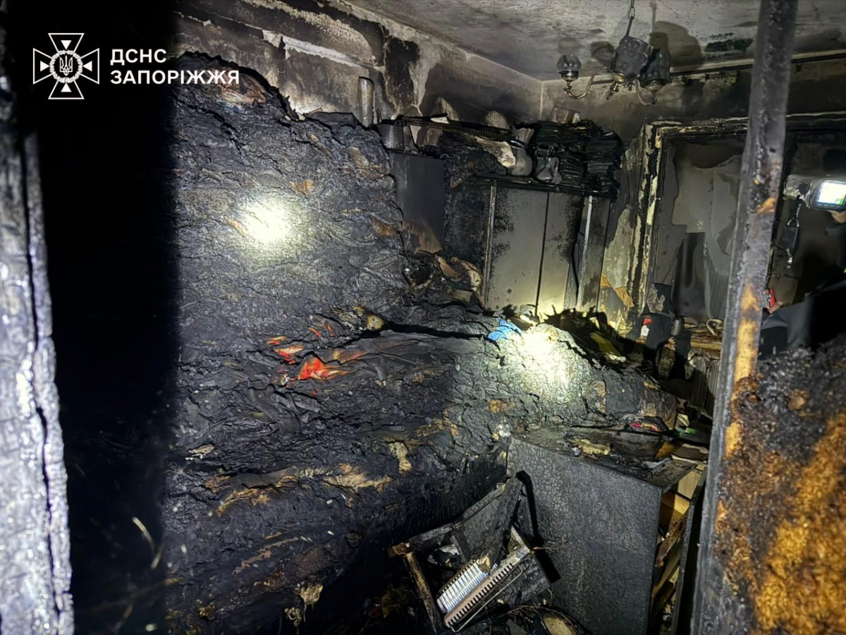 Вночі у запорізькій багатоповерхівці згоріла квартира - в оселі була дитина (фото)