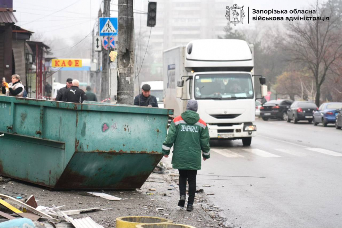 Вночі ворог ударив авіабомбою по запорізькому ринку, п'ятеро людей загинули - що ще відомо про наслідки атаки (фото, відео)