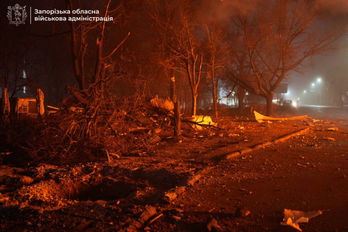 Вночі ворог ударив авіабомбою по запорізькому ринку, п'ятеро людей загинули - що ще відомо про наслідки атаки (фото, відео)