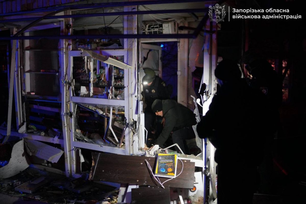 Вночі ворог ударив авіабомбою по запорізькому ринку, п'ятеро людей загинули - що ще відомо про наслідки атаки (фото, відео)