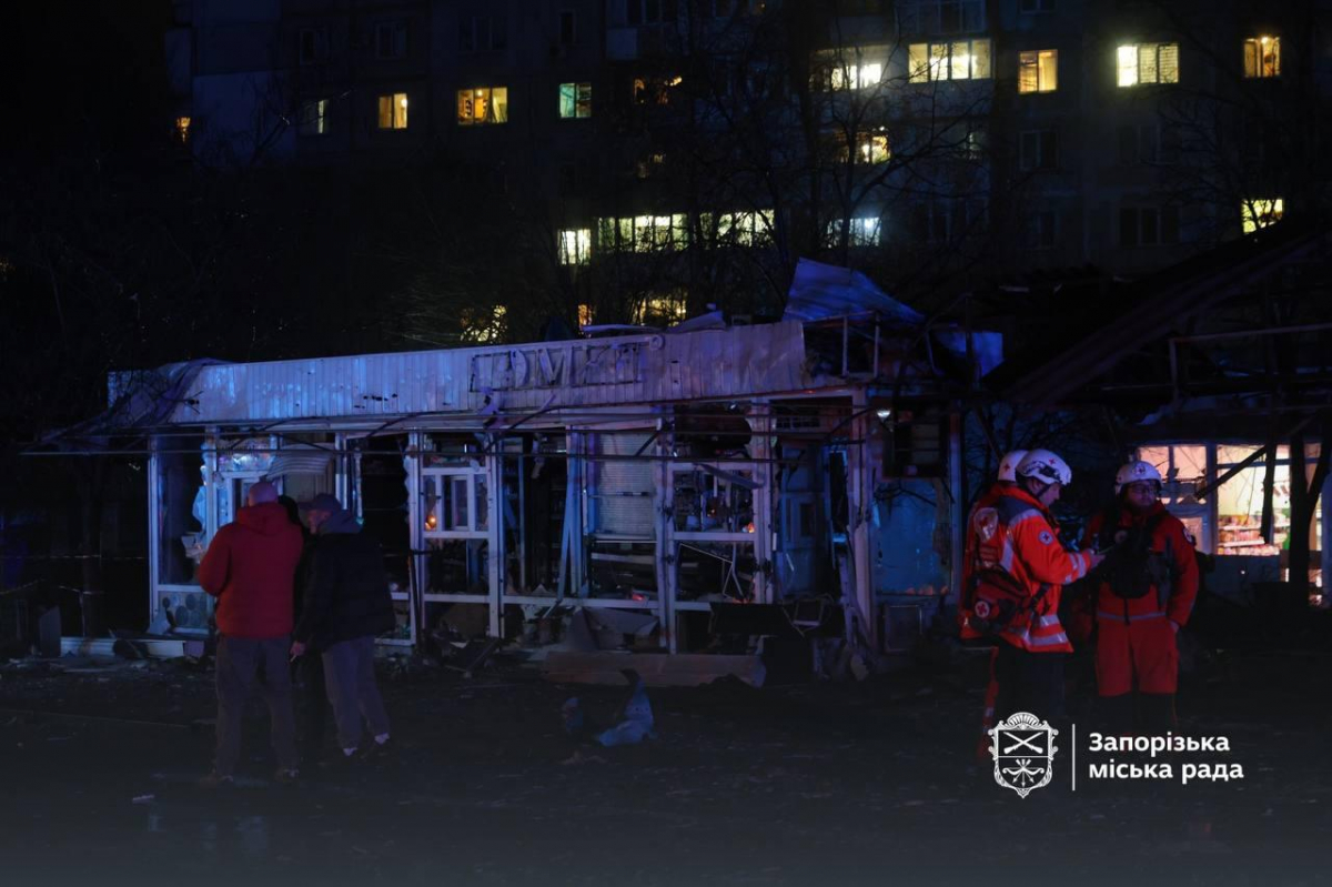 Вночі ворог ударив авіабомбою по запорізькому ринку, п'ятеро людей загинули - що ще відомо про наслідки атаки (фото, відео)
