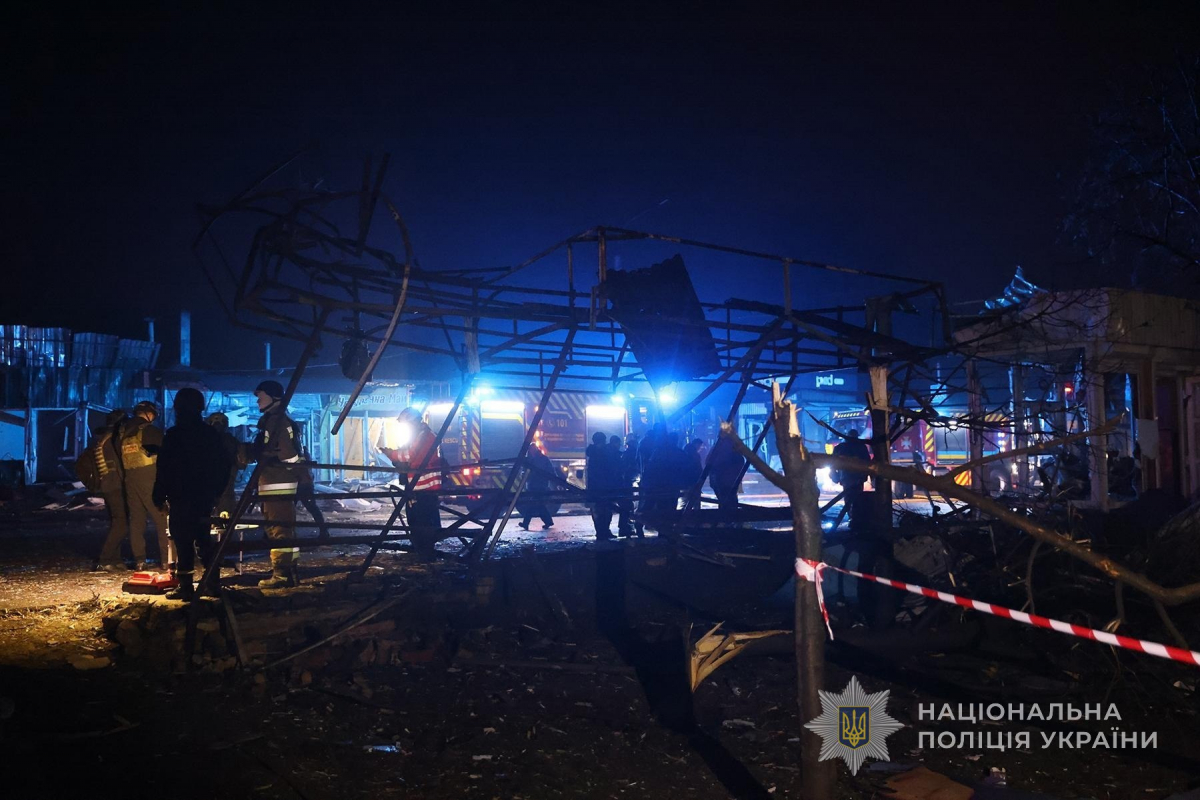 Вночі ворог ударив авіабомбою по запорізькому ринку, п'ятеро людей загинули - що ще відомо про наслідки атаки (фото, відео)