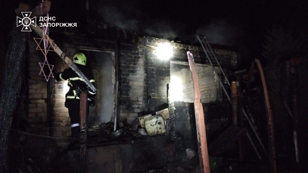 З дачі у лікарню - під час пожежі у садовому товариства в Запорізькому районі постраждала людина (фото)