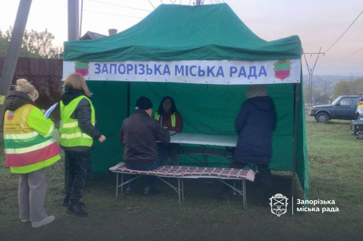 Задокументували шкоду довкіллю - у Запоріжжі на місці влучань російських ракет працювали екологи (фото)