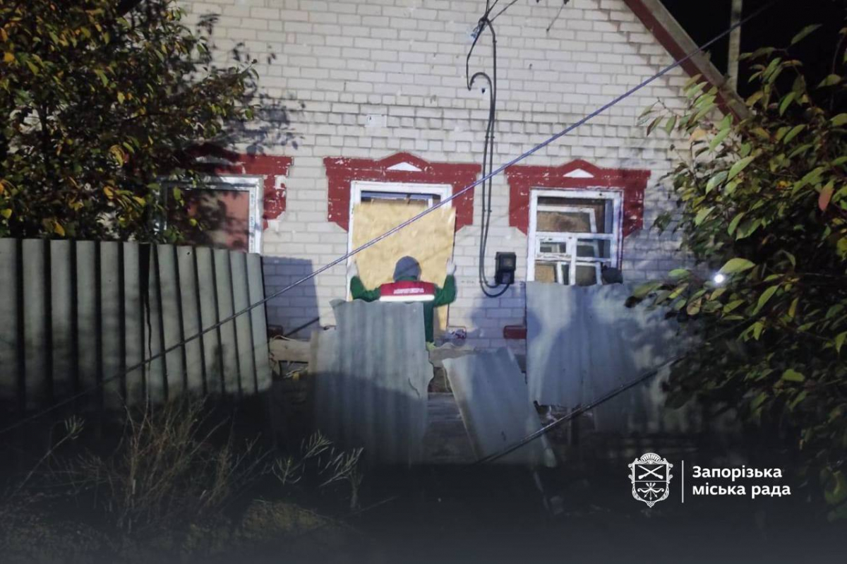 Задокументували шкоду довкіллю - у Запоріжжі на місці влучань російських ракет працювали екологи (фото)