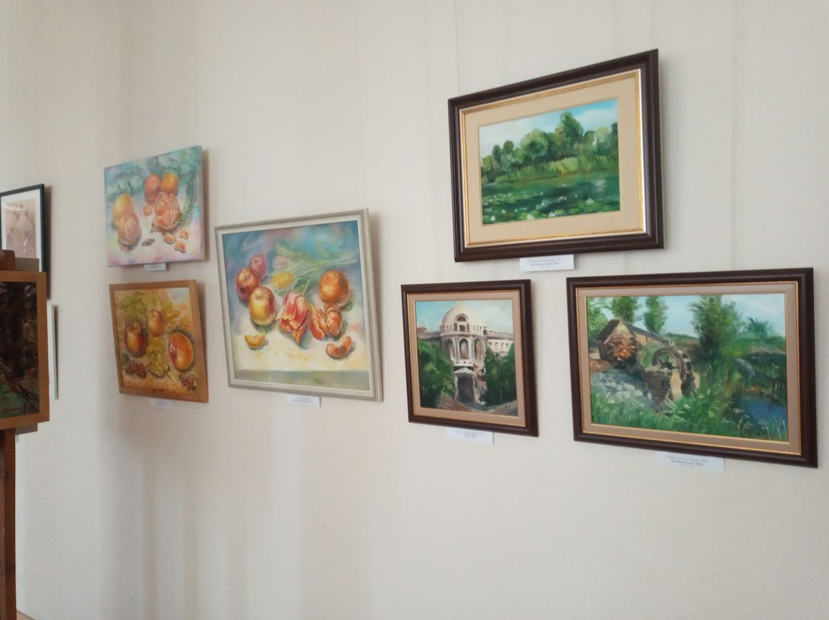 Запорізький музей тимчасово надав "дах" художникам з вернісажу у фонтана - фото