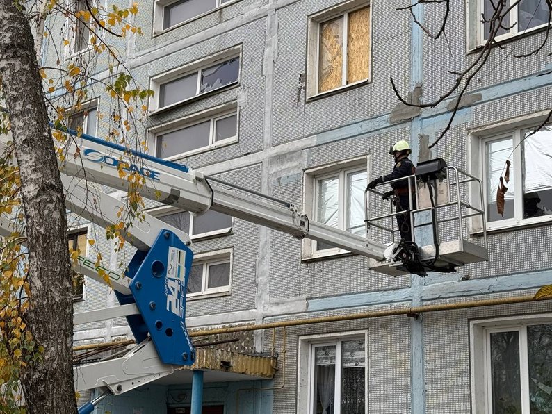 "Здавалося, що просто будинок сиплеться" - у Запоріжжі очевидці розповіли про пережиті хвилини жаху та наслідки атаки (фото)