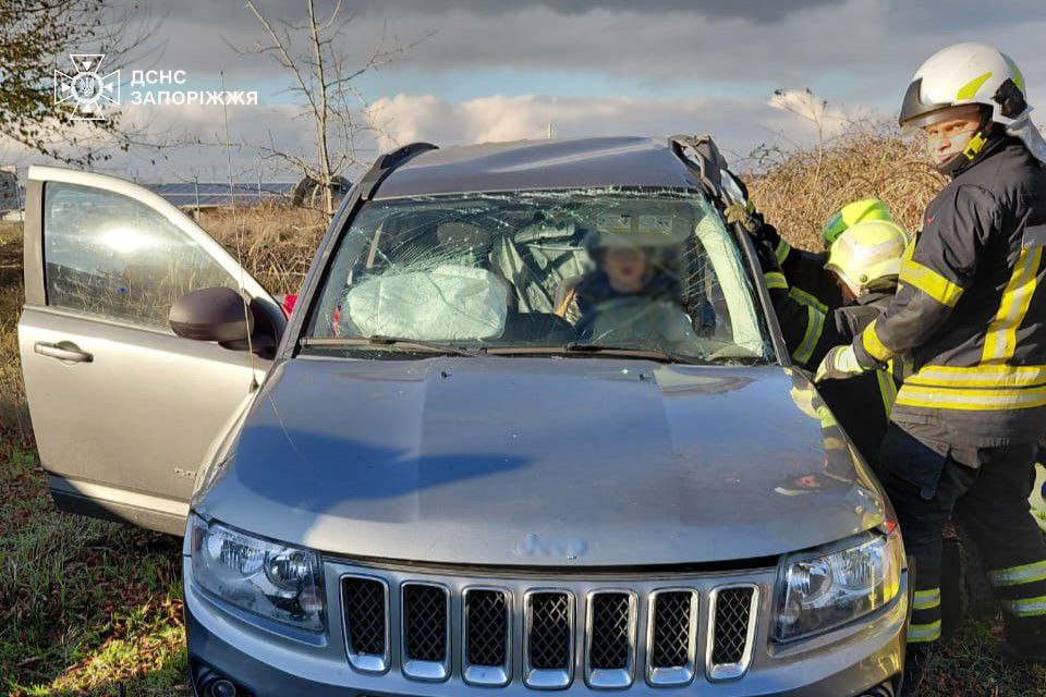 Зіткнулась з мікроавтобусом - у Запоріжжі водійку визволяли з понівеченого авто після ДТП (фото)